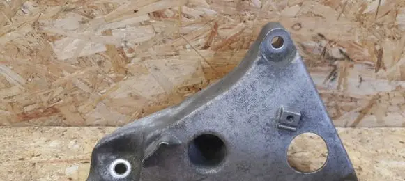 BMW 5 E60 E61 Engine mounting bracket 6777053