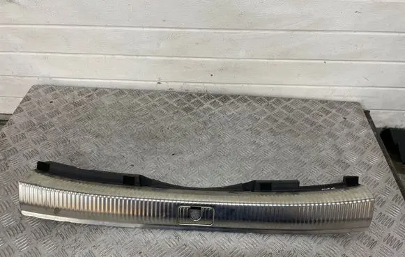 Trunk/boot sill cover protection