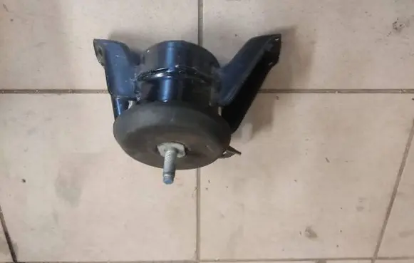 Engine mount bracket