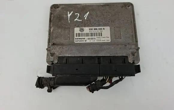 Volkswagen Polo V 6R Engine control unit/module 03E906033R 5WP4422402