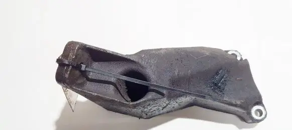 Engine mounting bracket