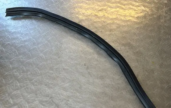 Nissan Qashqai Rubber seal front door window/glass 