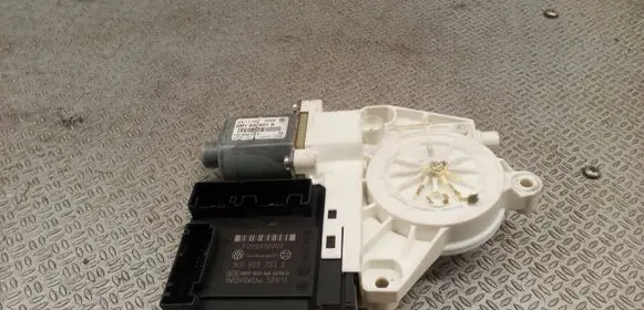 Volkswagen Golf Plus Front door window regulator motor 5M1837401B