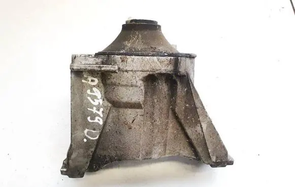Honda CR-V Engine mount bracket