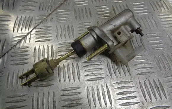 Toyota Corolla E120 E130 Clutch release bearing slave cylinder 