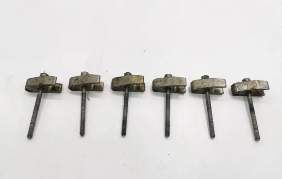 Chrysler 300 - 300C Fuel Injector clamp holder