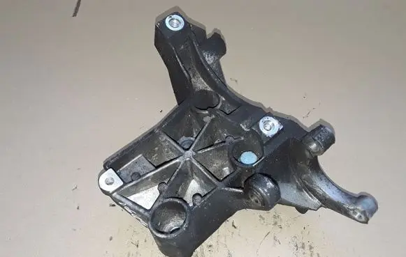 Volkswagen Touareg I Power steering pump mounting bracket NOCODE