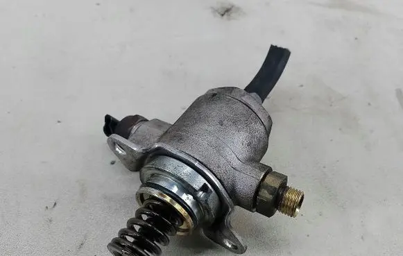 Volkswagen Beetle A5 Fuel injection high pressure pump 06J127025E