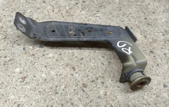 Volvo XC90 Fender mounting bracket 