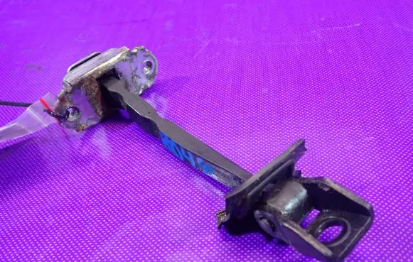 Skoda Octavia Mk2 (1Z) Front door check strap stopper