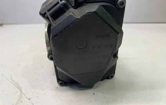 Volkswagen Tiguan Throttle valve 03L128063D