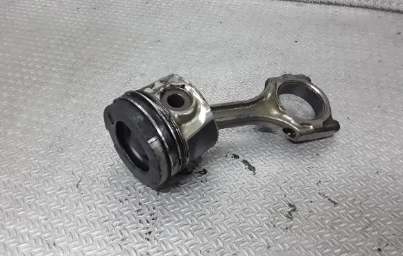 Toyota Avensis T250 Piston with connecting rod 86L78