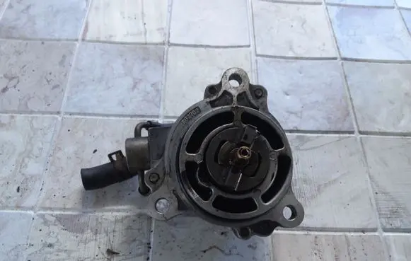 Mazda 323 F Vacuum pump X2T58171A