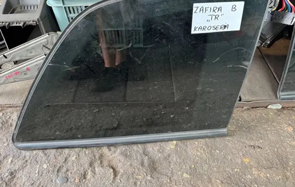 Opel Zafira B Rear side window 357783