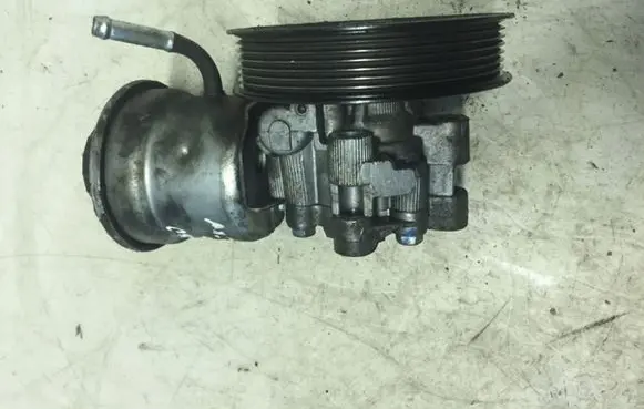 Toyota Corolla Verso E121 Power steering pump