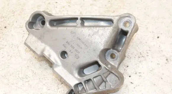 Engine mounting bracket