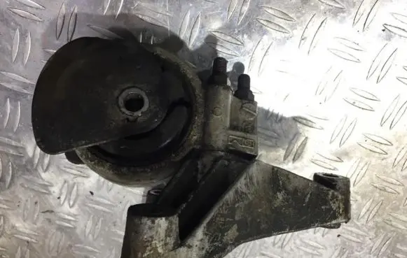 Volvo S40, V40 Engine mount bracket mr290428