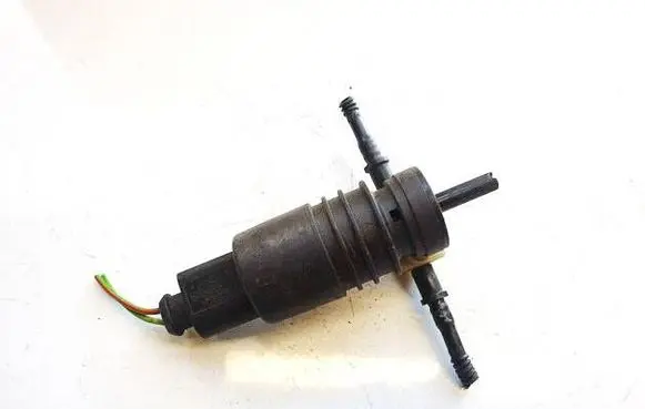 Volkswagen PASSAT B5 Windscreen/windshield washer pump 1j0973722
