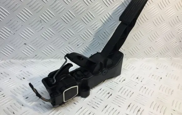 Mercedes-Benz A W169 Accelerator throttle pedal A1693000104