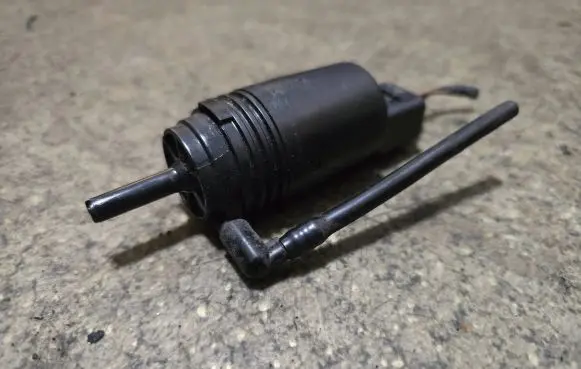 BMW 5 E60 E61 Windscreen/windshield washer pump 8377612