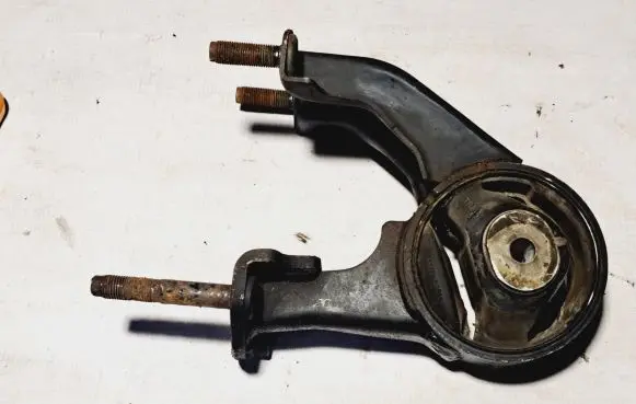 Toyota Corolla Verso AR10 Engine mount bracket 123710R010