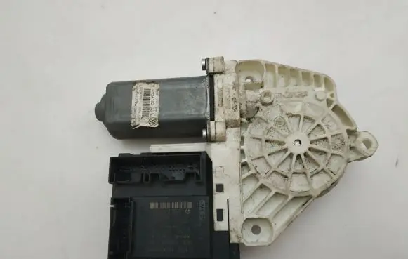 Volkswagen PASSAT CC Front door electric window regulator 