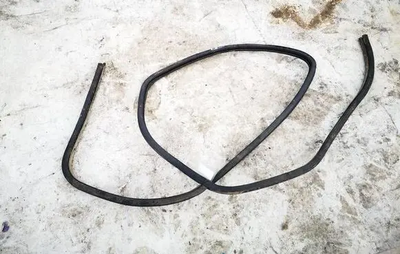 Volkswagen PASSAT B3 Rubber seal rear door 