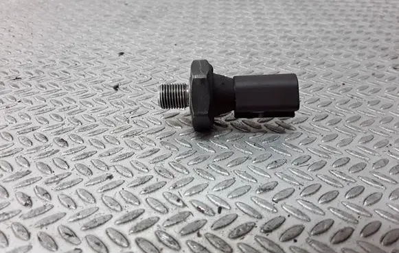 Volkswagen PASSAT B5.5 Oil pressure sensor 038919081D