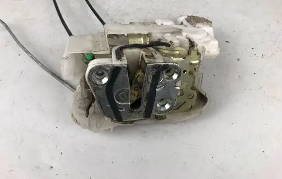 Subaru Outback Front door lock 61031AG032 61039AG010