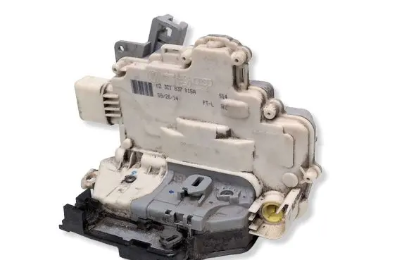 Volkswagen PASSAT B7 Front door lock 3C1837015A
