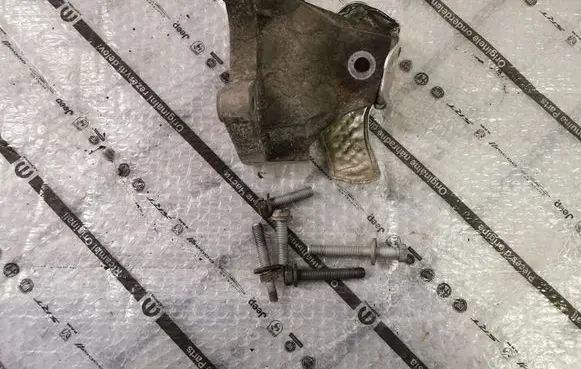 Jeep Grand Cherokee Engine mounting bracket