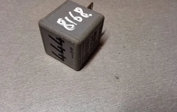 Volkswagen PASSAT B6 Other relay 1J0927841 V23134A52X400