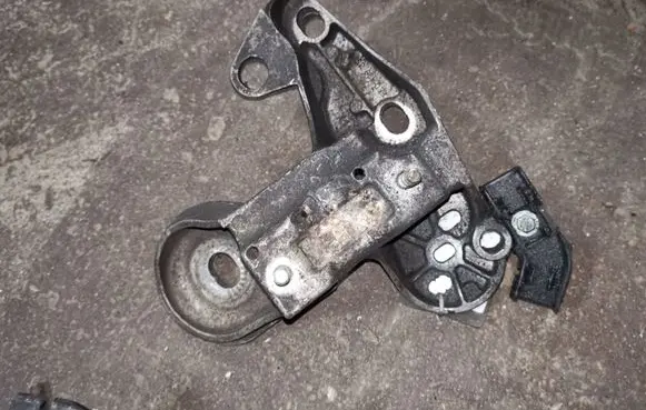 Audi A6 S6 C5 4B Engine mounting bracket 8E0199352D