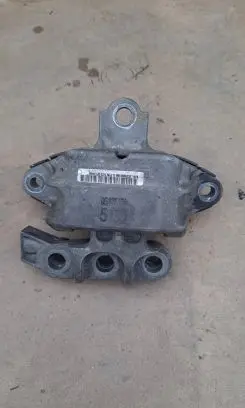 Opel Mokka Engine mounting bracket
