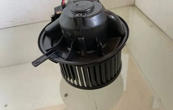 Volkswagen Touran II Heater fan/blower 3C0907521F CZ2468105384