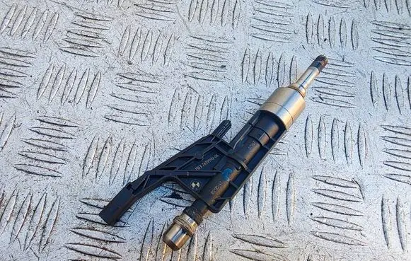 BMW 2 F22 F23 Fuel injector 0261500539 7639990 13537639990