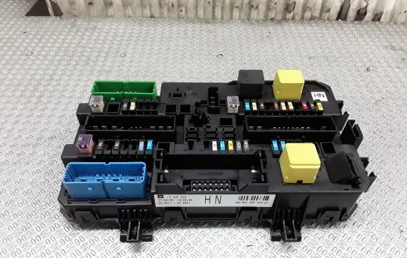 Opel Zafira B Fuse module 13220829