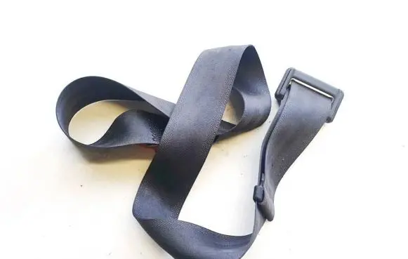 Mazda 323 Middle seatbelt (rear) 0426016