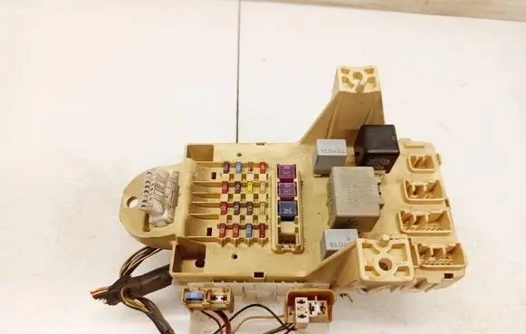 Toyota Yaris Fuse box set 827300D040