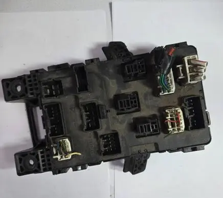 Toyota Avensis T220 Fuse module 8264105011 05810530