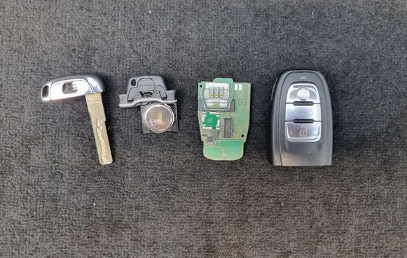 Audi A5 8T 8F Ignition key/card 8T0959754D