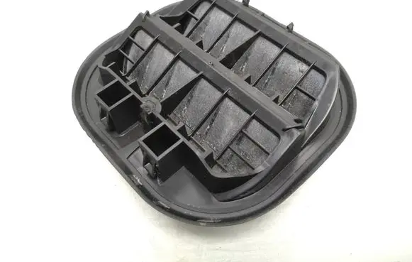 Quarter panel pressure vent