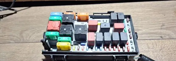 Fiat Punto (199) Fuse module 51737884bz