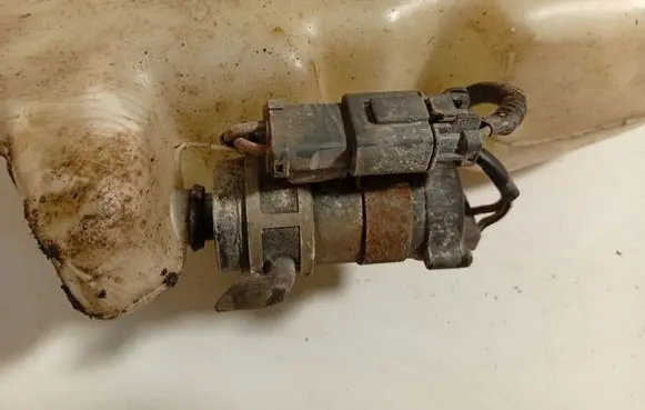 Honda CR-V Headlight washer pump