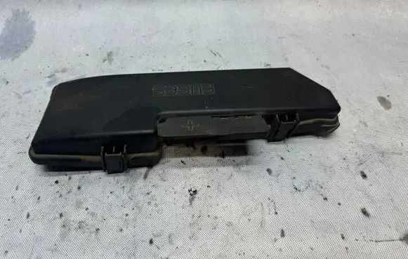 Volvo S60 Fuse box cover 9494211