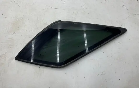 KIA Sorento Rear vent window glass E000472