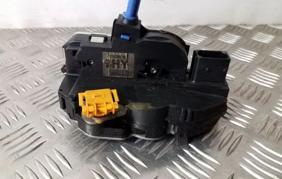 Opel Mokka Front door lock 13579518