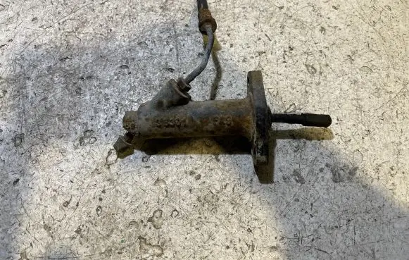 BMW 5 E28 Clutch master cylinder