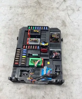 Peugeot 208 I Fuse module 9807532080 E1095294