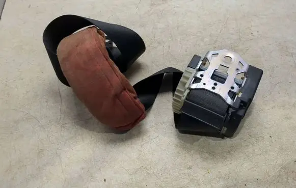 Rear seatbelt